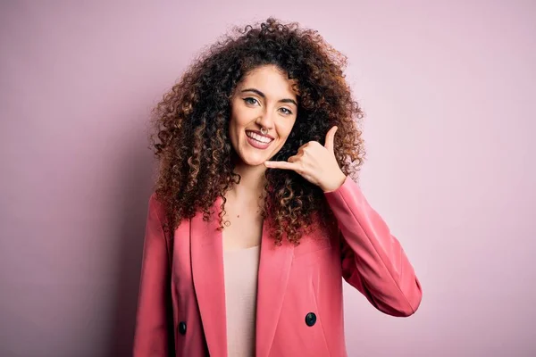 Jonge Mooie Zakenvrouw Met Krullend Haar Piercing Dragen Elegante Jas — Stockfoto