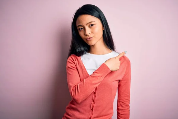 Junge Schöne Chinesin Trägt Lässigen Pullover Über Isoliertem Rosa Hintergrund — Stockfoto