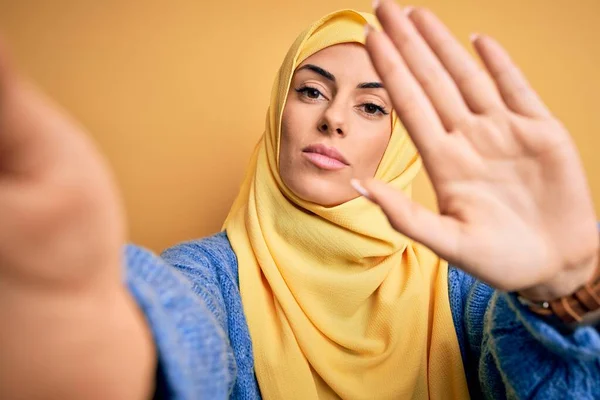 Jovem Bela Morena Árabe Mulher Vestindo Hijab Islâmico Fazer Selfie — Fotografia de Stock