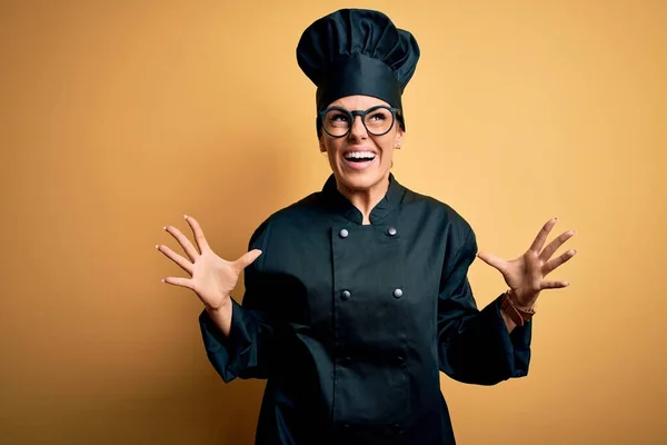 Joven Hermosa Mujer Chef Morena Con Uniforme Cocina Sombrero Sobre — Foto de Stock