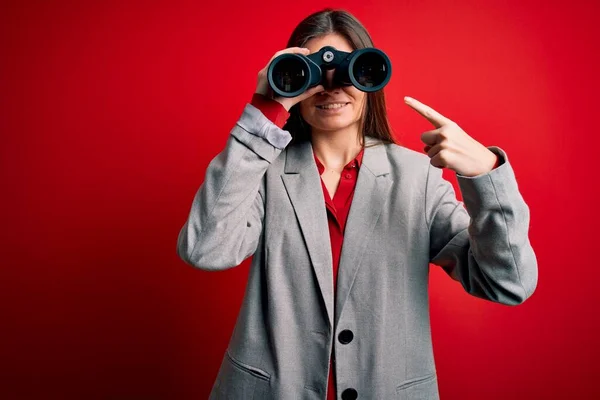 Mladá Krásná Žena Modrýma Očima Pomocí Dalekohledu Přes Izolované Červené — Stock fotografie