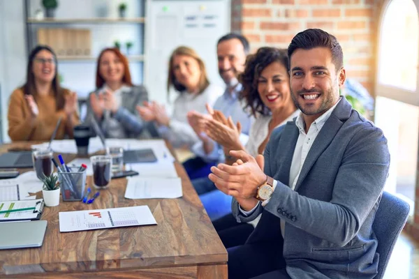 Gruppo Imprenditori Sorridenti Felici Fiduciosi Lavorare Insieme Con Sorriso Sul — Foto Stock