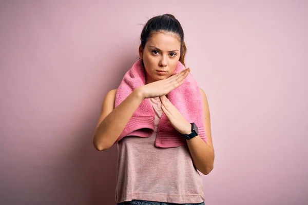 Young Beautiful Brunette Sportswoman Wearing Sportswear Towel Pink Background Doing — Stock Photo, Image