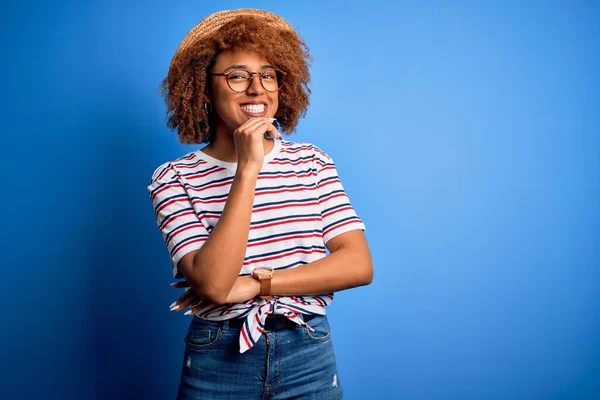 Mujer Afroamericana Con Pelo Rizado Vacaciones Con Sombrero Verano Camiseta — Foto de Stock