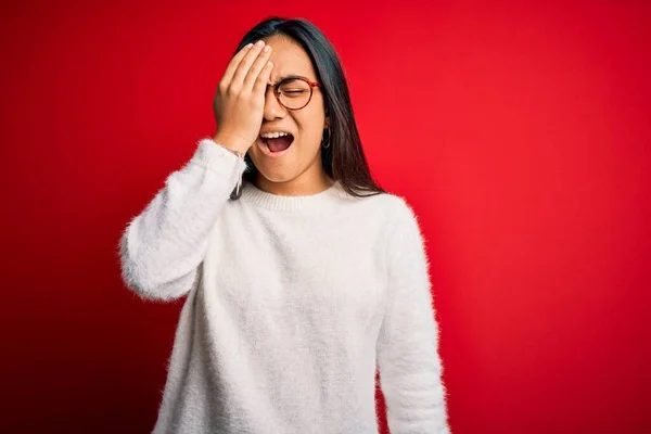 Joven Hermosa Mujer Asiática Con Suéter Casual Gafas Sobre Fondo —  Fotos de Stock