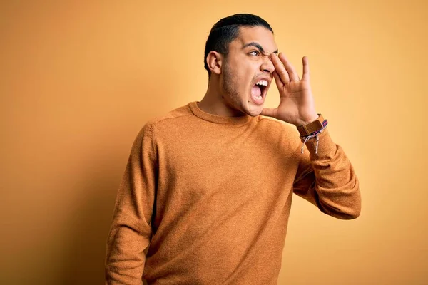 Jovem Brasileiro Vestindo Camisola Casual Sobre Fundo Amarelo Isolado Gritando — Fotografia de Stock