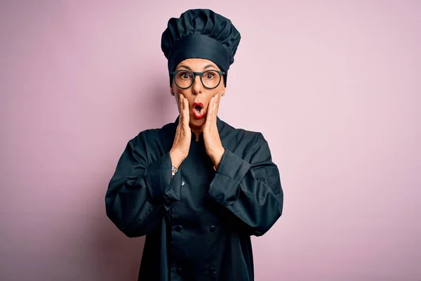 Mulher Chef Morena Meia Idade Vestindo Uniforme Fogão Chapéu Sobre — Fotografia de Stock