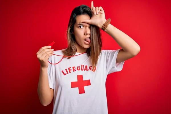 Młoda Piękna Brunetka Ratownik Dziewczyna Noszenie Shirt Czerwonym Krzyżem Pomocą — Zdjęcie stockowe