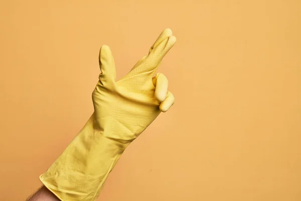 Mano Joven Caucásico Con Guante Limpieza Sobre Fondo Amarillo Aislado — Foto de Stock