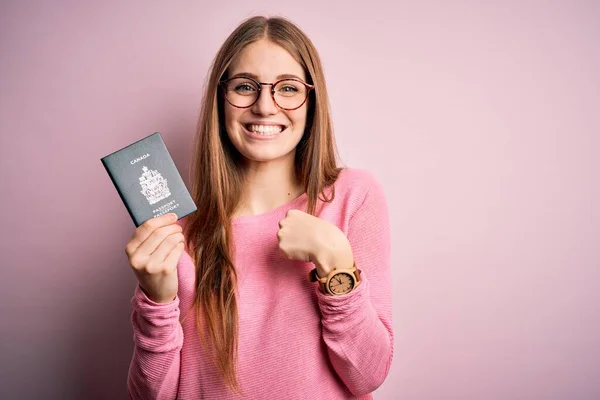 Hermosa Pelirroja Turista Sosteniendo Canadiense Canada Pasaporte Sobre Rosa Bakcground —  Fotos de Stock