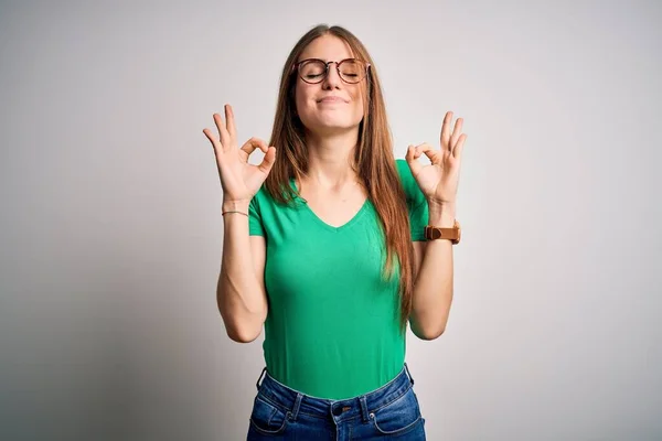 Joven Mujer Pelirroja Hermosa Vistiendo Casual Camiseta Verde Gafas Sobre —  Fotos de Stock