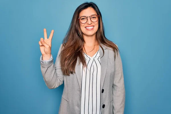 Ung Latinamerikansk Affärskvinna Bär Glasögon Stående Över Blå Isolerad Bakgrund — Stockfoto