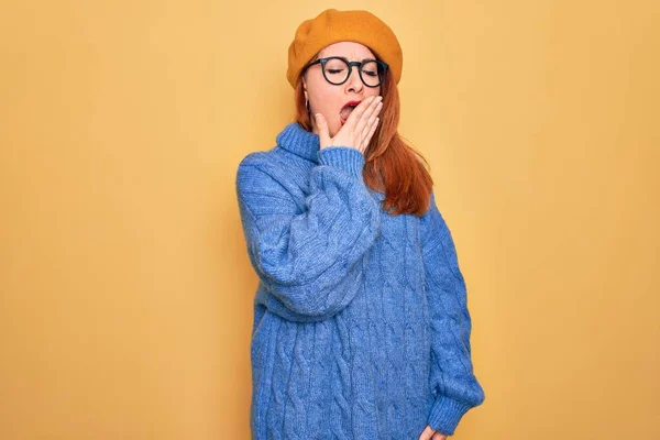 Joven Mujer Pelirroja Hermosa Con Boina Francesa Gafas Sobre Fondo —  Fotos de Stock