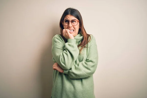 Jonge Mooie Vrouw Draagt Casual Trui Staan Geïsoleerde Witte Achtergrond — Stockfoto