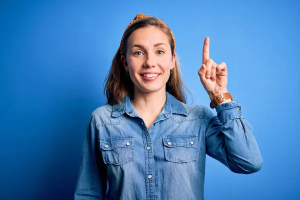 Ung Vacker Blond Kvinna Bär Casual Denim Skjorta Och Diadem — Stockfoto