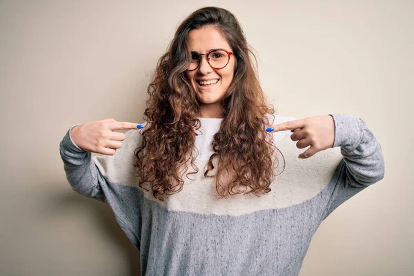 Giovane Bella Donna Con Capelli Ricci Indossa Maglione Occhiali Sfondo — Foto Stock