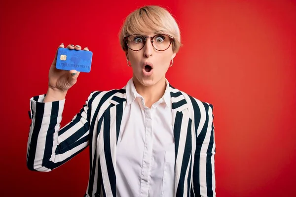 Młoda Blondynka Biznes Kobieta Krótkimi Włosami Nosi Okulary Trzymając Kartę — Zdjęcie stockowe
