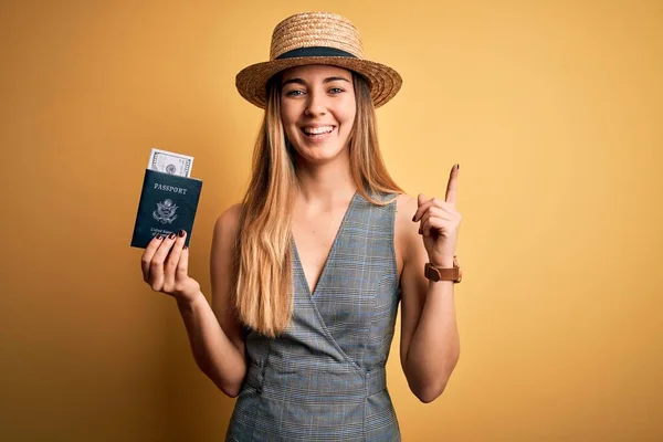 Rubia Turista Con Ojos Azules Vacaciones Celebración Estados Unidos Pasaporte —  Fotos de Stock