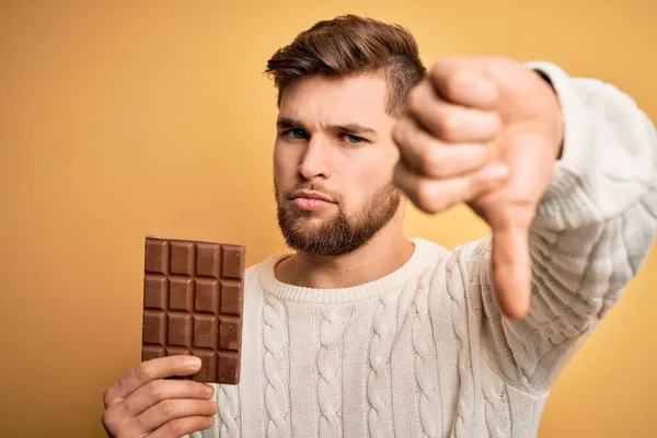 Joven Hombre Rubio Con Barba Ojos Azules Sosteniendo Barra Chocolate — Foto de Stock