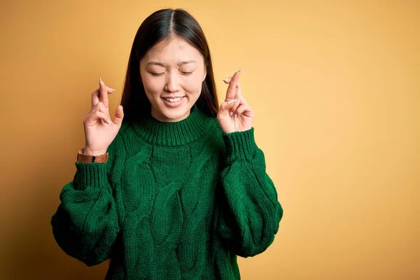 Giovane Bella Donna Asiatica Indossa Maglione Invernale Verde Sfondo Giallo — Foto Stock