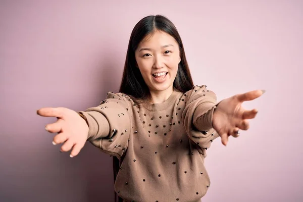 Ung Vacker Asiatisk Kvinna Bär Mode Och Elegant Tröja Över — Stockfoto