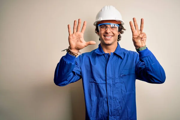 Jonge Bouwer Man Draagt Uniform Veiligheidshelm Geïsoleerde Witte Achtergrond Tonen — Stockfoto