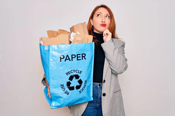 Młoda Piękna Ruda Kobieta Recyklingu Trzymając Papierową Torbę Tektury Recyklingu — Zdjęcie stockowe