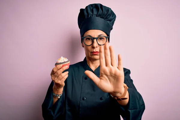 Femme Boulangère Âge Moyen Portant Uniforme Cuisinière Chapeau Tenant Délicieux — Photo