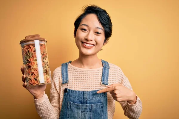 Jong Mooi Aziatisch Meisje Holding Pot Met Italiaans Droog Pasta — Stockfoto