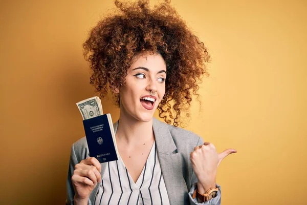 Jovem Mulher Bonita Com Cabelo Encaracolado Piercing Segurando Alemanha Passaporte — Fotografia de Stock