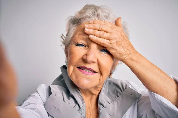 Senior Mooie Grijsharige Vrouw Selfie Maken Met Camera Geïsoleerde Witte — Stockfoto