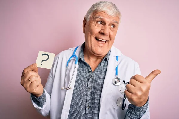 Senior Bonito Hoary Médico Homem Vestindo Estetoscópio Segurando Lembrete Com — Fotografia de Stock