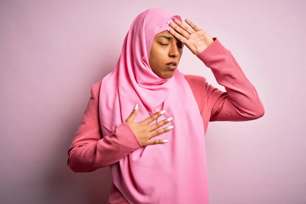 Fiatal Afro Amerikai Afro Visel Muszlim Hidzsáb Izolált Rózsaszín Háttér — Stock Fotó