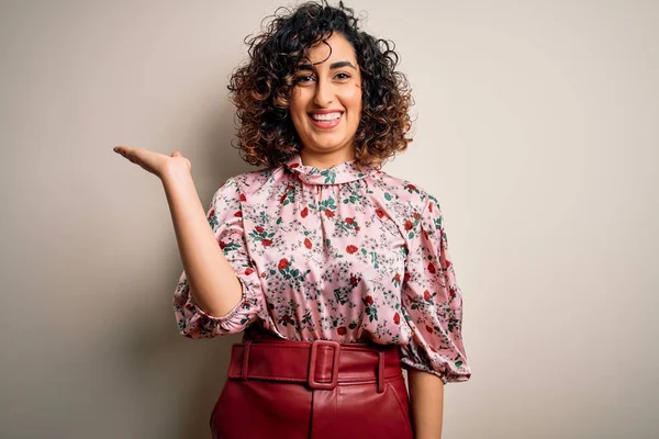 Νεαρή Όμορφη Σγουρή Αραβίδα Γυναίκα Φορώντας Floral Shirt Στέκεται Πάνω — Φωτογραφία Αρχείου