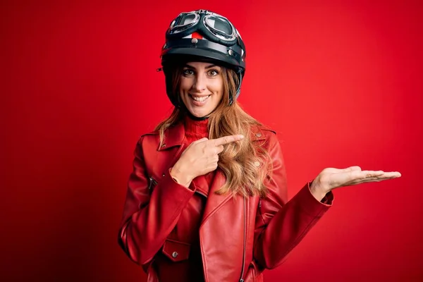 Jeune Belle Brunette Motrocycliste Femme Portant Casque Moto Sur Fond — Photo