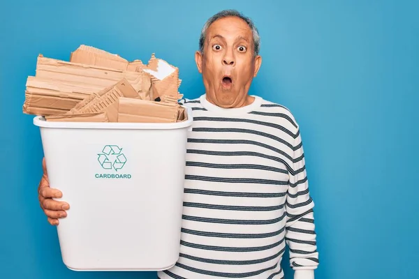 Senior Homem Reciclagem Segurando Lata Lixo Com Papelão Para Reciclar — Fotografia de Stock