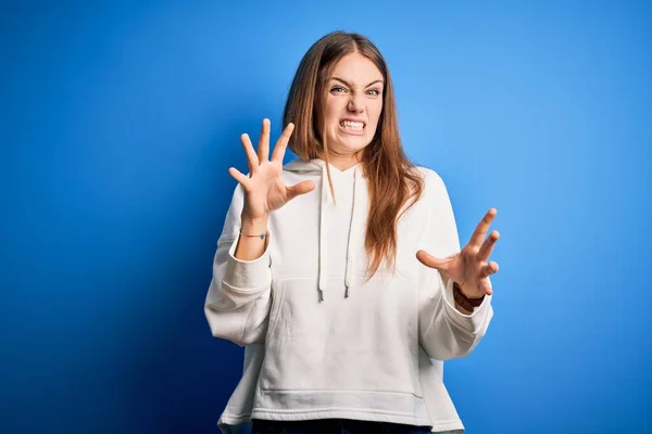Junge Schöne Rothaarige Sportliche Frau Trägt Sweatshirt Über Isoliertem Blauem — Stockfoto