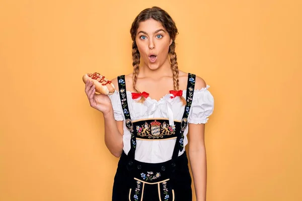 Vacker Blond Tysk Kvinna Med Blå Ögon Bär Oktoberfest Klänning — Stockfoto