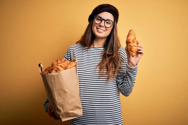 Jong Mooi Brunette Frans Vrouw Dragen Baret Holding Tas Met — Stockfoto