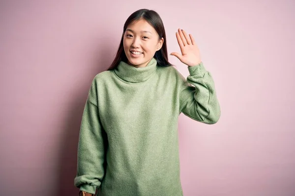 Ung Vacker Asiatisk Kvinna Bär Grön Vinter Tröja Över Rosa — Stockfoto