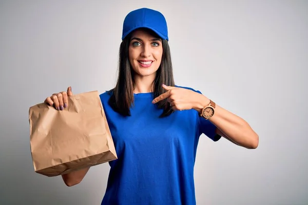 Молода Жінка Блакитними Очима Носить Шапочку Тримає Паперовий Мішок Їжею — стокове фото