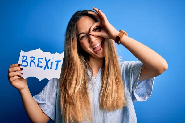 Fiatal Gyönyörű Szőke Kék Szemekkel Gazdaság Banner Brexit Üzenet Boldog — Stock Fotó