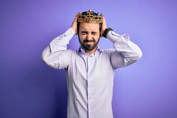 Jovem Homem Bonito Com Barba Vestindo Coroa Ouro Rei Sobre — Fotografia de Stock