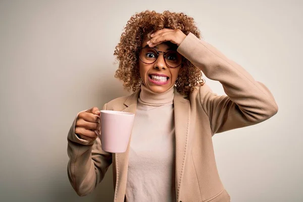 Mujer Rizada Afroamericana Joven Bebiendo Taza Café Sobre Fondo Blanco —  Fotos de Stock