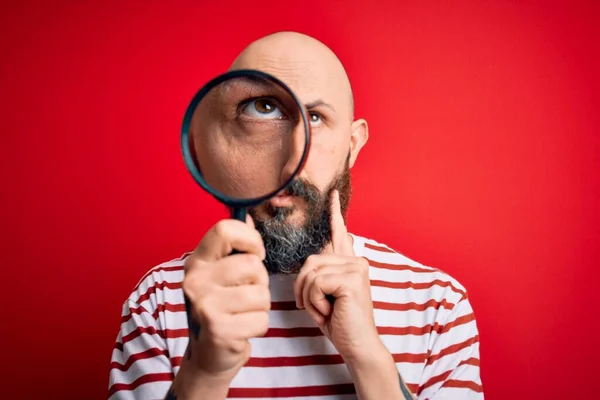 Hombre Calvo Detective Guapo Con Barba Usando Lupa Sobre Fondo — Foto de Stock