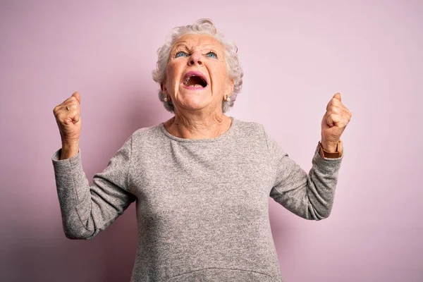 Ältere Schöne Frau Lässigem Shirt Vor Isoliertem Rosa Hintergrund Verrückt — Stockfoto