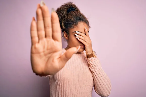 Jong Mooi Afrikaans Amerikaans Meisje Dragen Casual Trui Staan Roze — Stockfoto