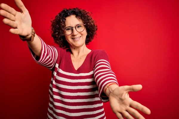 Medioevo Bella Donna Capelli Ricci Indossa Maglione Casual Righe Sfondo — Foto Stock