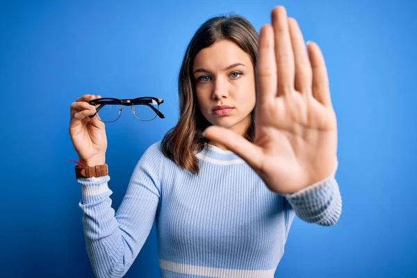 Ung Blond Flicka Som Håller Glasögon Optisk Lins Över Blå — Stockfoto