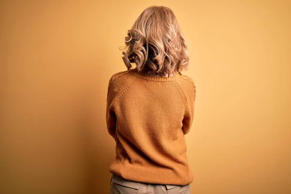 Middle Age Beautiful Blonde Woman Wearing Casual Sweater Glasses Yellow — Stock Photo, Image
